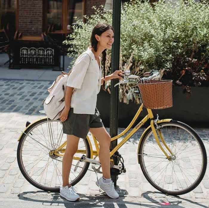 personne à coté de son vélo